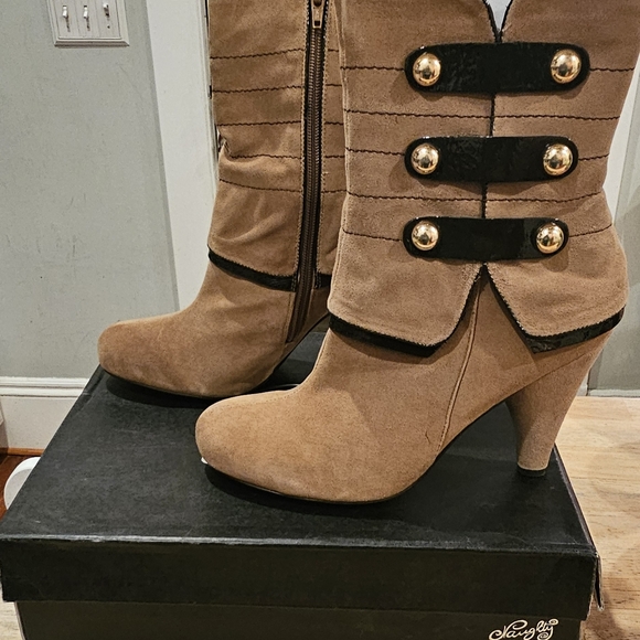 NIB Naughty Monkey Belly Up Tan Ankle Boots w/ Brown Strap & Gold Accents Size 9 - Picture 3 of 10